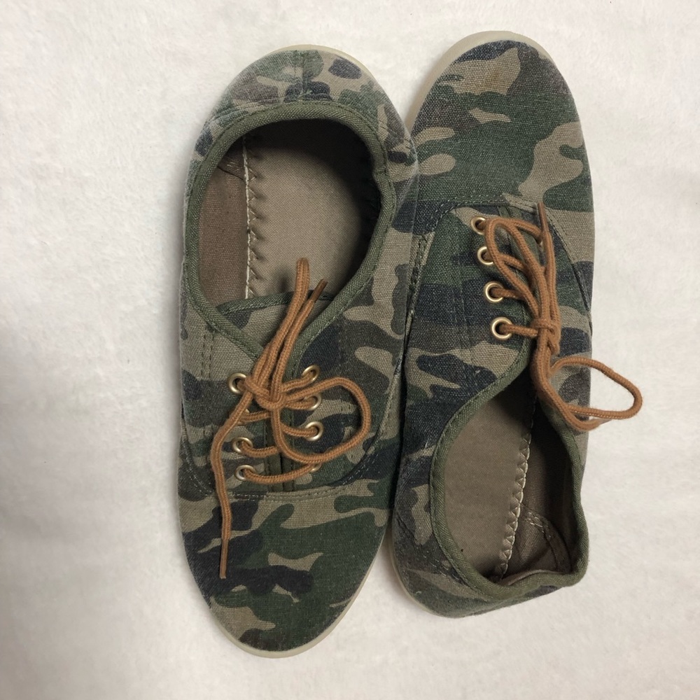 Preloved camo skippy sneakers!!💗